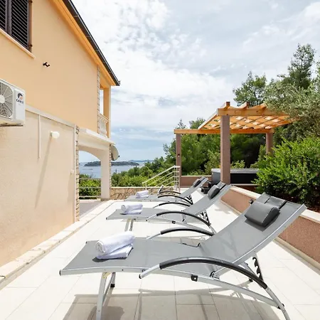 Holiday home Family Friendly House With A Parking Space Prizba, Korcula - 15468