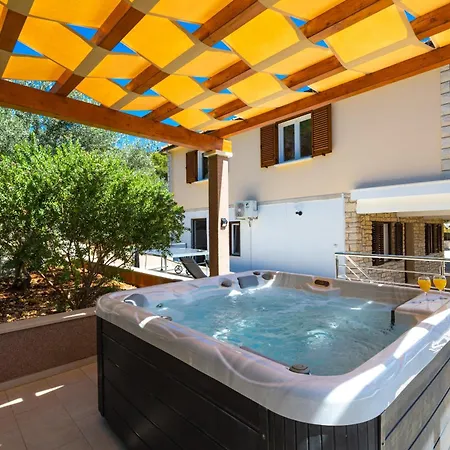 Hébergement de vacances Family-friendly House With Hot Tub Prizba, Korcula - 15468 *